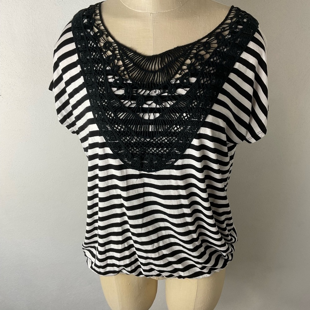 CHICO’S B&W Striped Top Sz‎ 1 Small